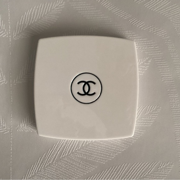 NEW CHANEL White Compact Mirror - Picture 5 of 9